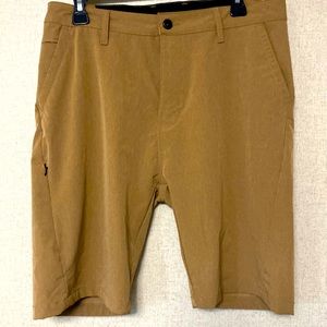 6 pocket Kenneth Cole Stretch Shorts. Size 32 Tan